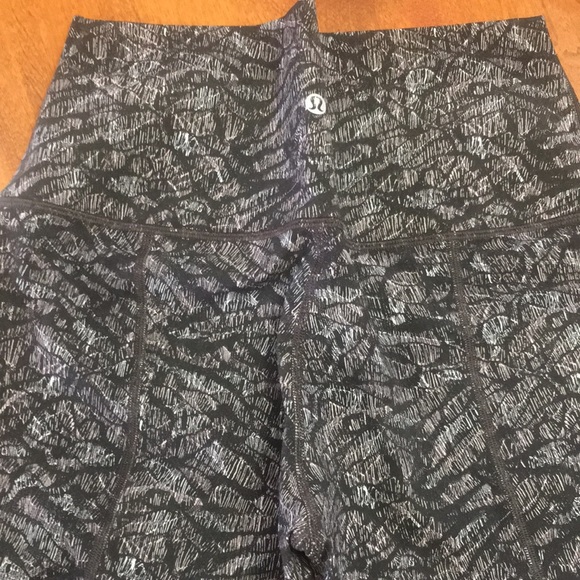 Lululemon winder under crops 23” scallop. - Picture 6 of 6